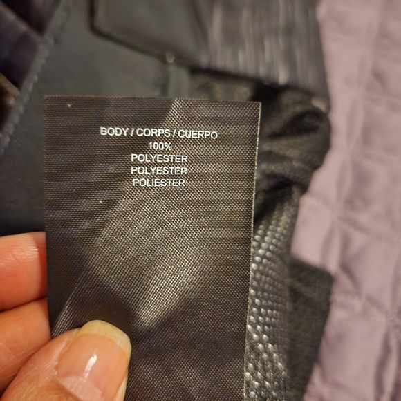 Hurley Hybrid Walkshorts with 20” inseam sits at the knee - 28 waist - Picture 6 of 7